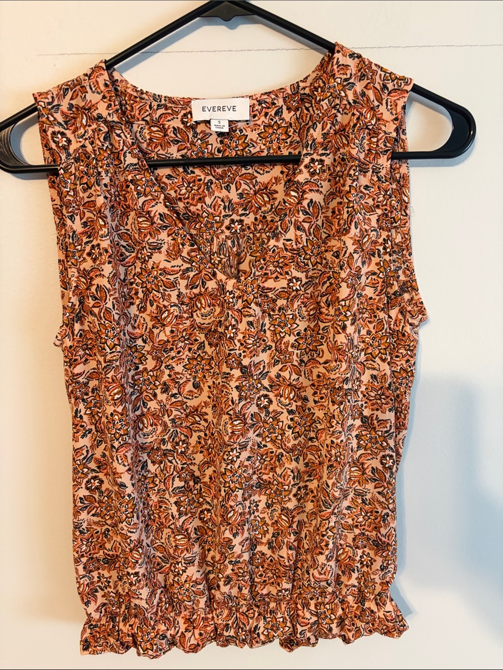 Evereve Floral Sleeveless V-Neck Top in Peach,cream,brown and black. Small. Poly